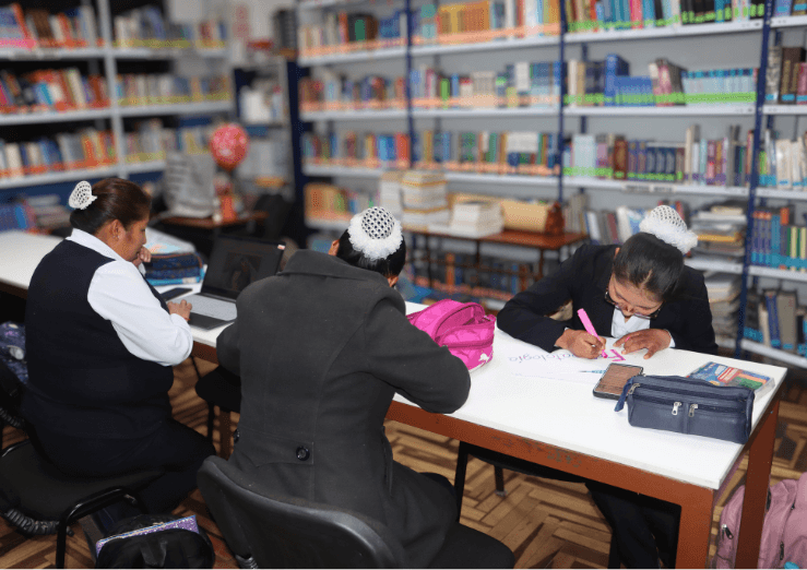 Estudiantes en la biblioteca del instituto
