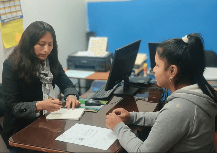 Personal de salud del tópico atendiendo a un estudiante