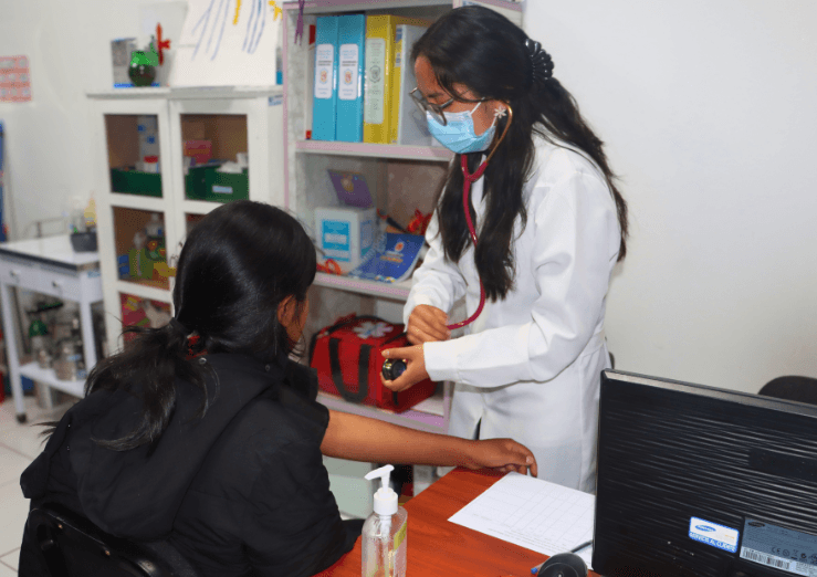 Personal de salud del tópico atendiendo a un estudiante